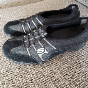 Skechers black & silver relaxed fit shoes - size 9